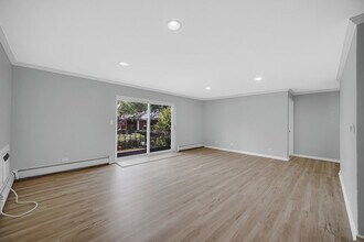 2407 S Goebbert Rd in Arlington Heights, IL - Building Photo - Building Photo