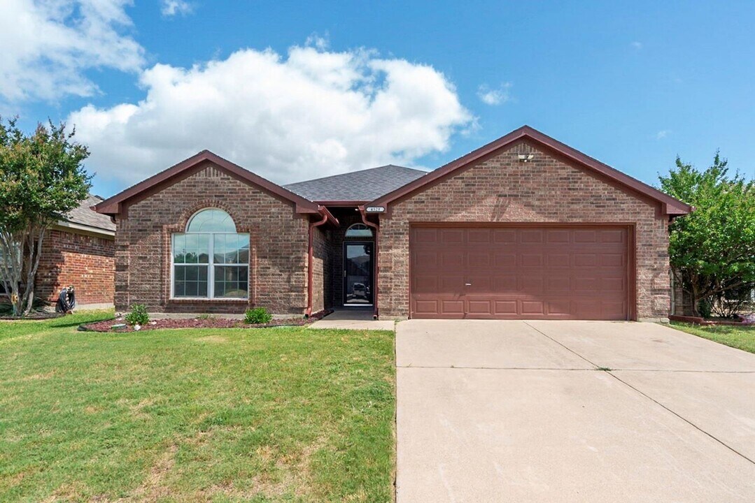 4528 Wheatland Dr in Fort Worth, TX - Building Photo