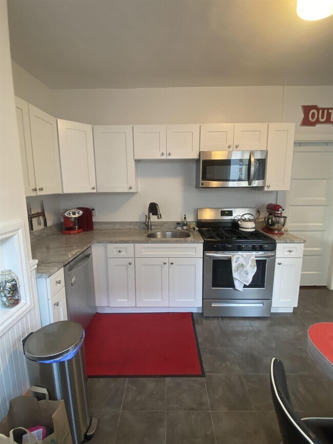 38 Calvin St, Unit 1 in Somerville, MA - Foto de edificio - Building Photo