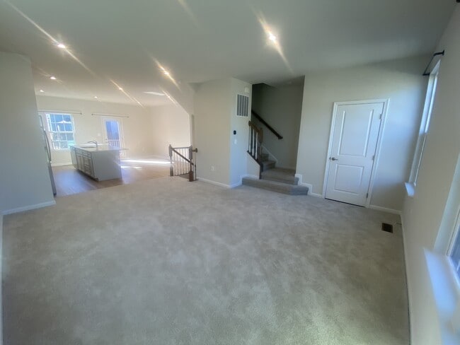 1014 Trestle Dr in Fredericksburg, VA - Foto de edificio - Building Photo