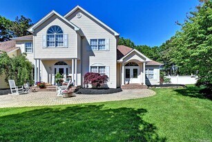 3 Leahs Ct in Smithtown, NY - Building Photo