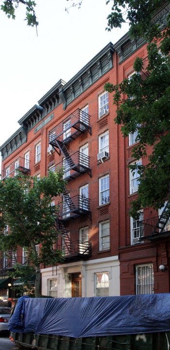 305 E 81st St in New York, NY - Building Photo