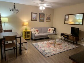 443 NE GRAHAM ST, Unit Unit B in Portland, OR - Foto de edificio - Building Photo