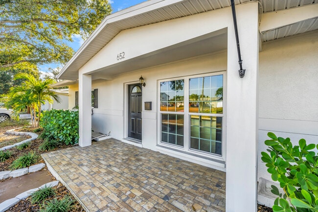 652 42nd Ave NE in St. Petersburg, FL - Building Photo - Building Photo