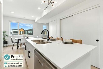 7340 Klapstein Cres SW in Edmonton, AB - Building Photo - Building Photo