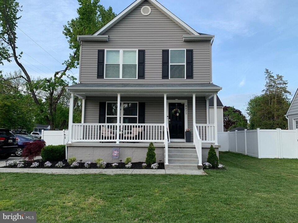 8425 Hall Rd in Pasadena, MD - Foto de edificio
