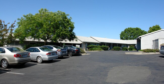 975 Gravenstein Hwy in Sebastopol, CA - Foto de edificio - Building Photo