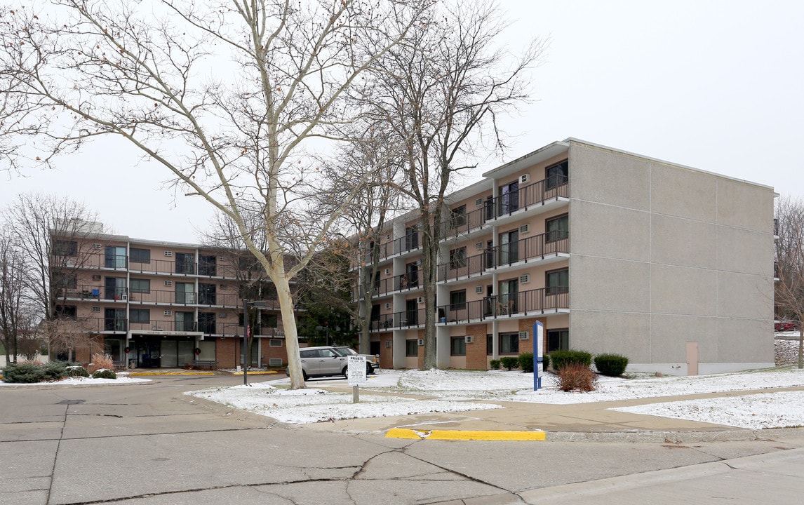 North View Manor in Medina, OH - Building Photo