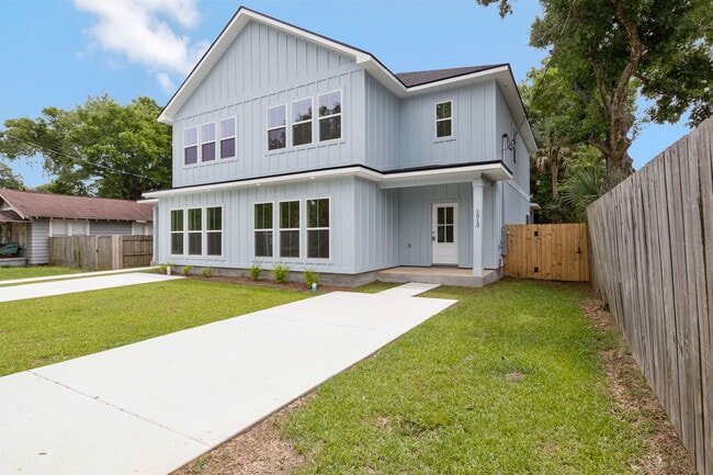 property at 1913 W Chase St