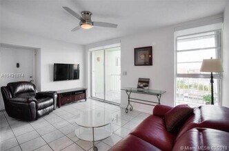 8001 Crespi Blvd in Miami, FL - Building Photo - Building Photo