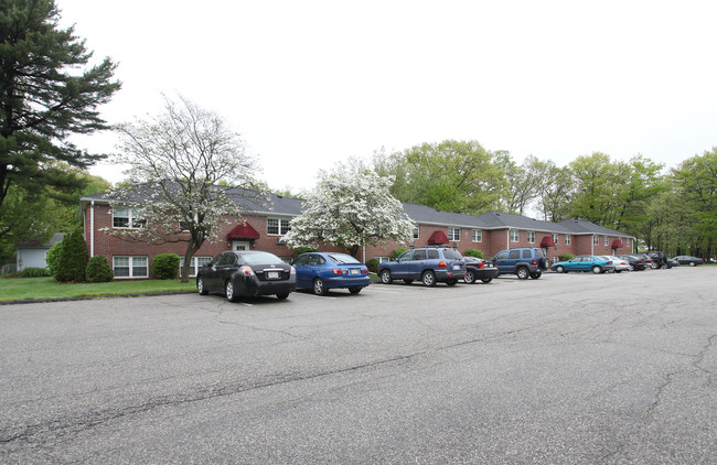 Lakewood Village in Southwick, MA - Foto de edificio - Building Photo