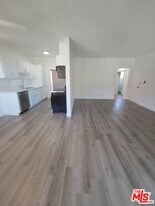 2161 W 25th St in Los Angeles, CA - Building Photo