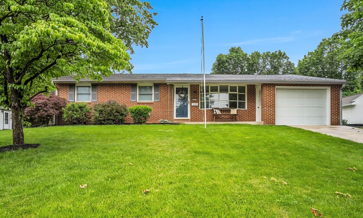 302 W Main St in Shiremanstown, PA - Building Photo