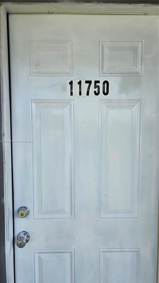 11750 SW 212th St in Miami, FL - Foto de edificio - Building Photo