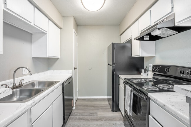 Angleton Manor in Angleton, TX - Foto de edificio - Interior Photo