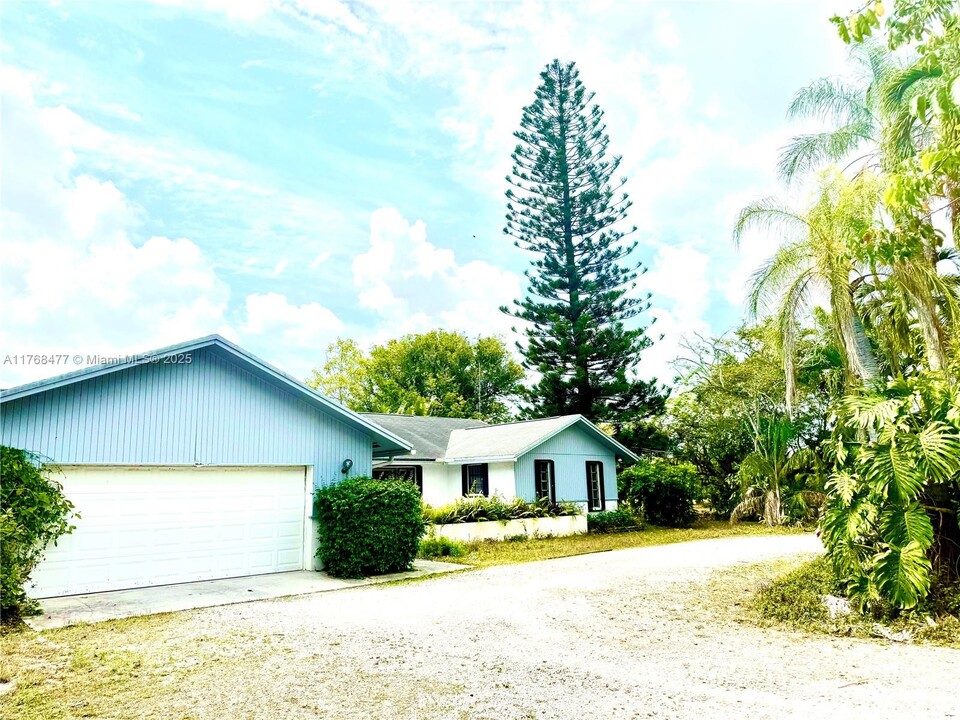 13250 SW 224th St in Miami, FL - Building Photo