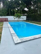 280 NE 169th St in North Miami Beach, FL - Building Photo - Building Photo