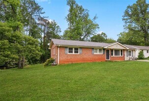 145 Melinda Way SE in Smyrna, GA - Building Photo