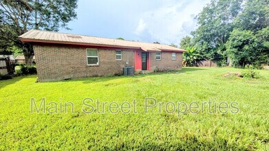 1022 Woodbury Pl in Gonzalez, FL - Building Photo - Building Photo