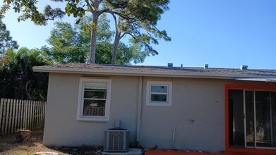 5050 25th St S in West Palm Beach, FL - Foto de edificio - Building Photo