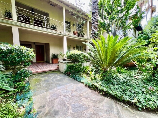 8474 Fountain Ave in West Hollywood, CA - Building Photo - Building Photo