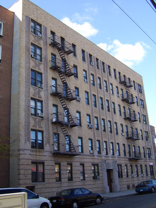 3225 Olinville Ave in Bronx, NY - Building Photo