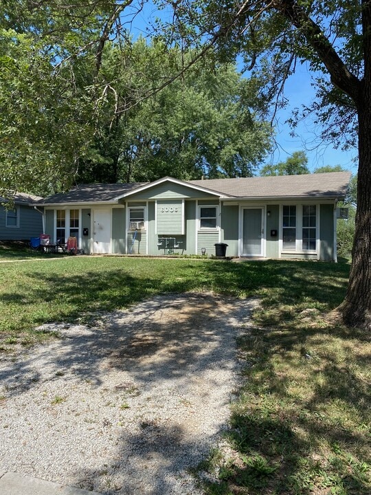 6006 E 152nd St, Unit A in Grandview, MO - Building Photo