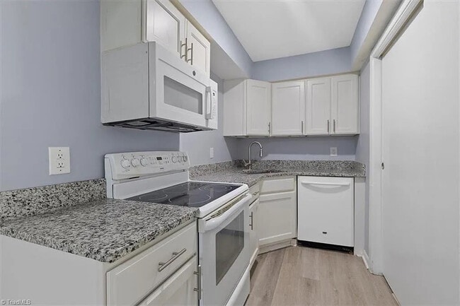 Room in Condo on North O.Henry Boulevard in Greensboro, NC - Foto de edificio - Building Photo