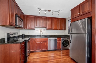 2410 Skyline Dr in Lowell, MA - Building Photo - Building Photo