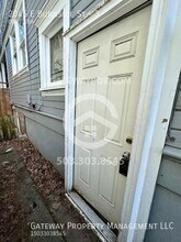 2045 E Burnside St-Unit -3 in Portland, OR - Building Photo - Building Photo