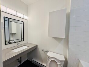 215 De La Commune Rue O in Montréal, QC - Building Photo - Building Photo