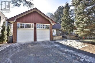 1336 Queen Victoria Ave in Mississauga, ON - Building Photo - Building Photo