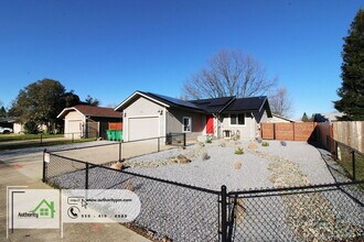 2870 Iris St in Anderson, CA - Building Photo - Building Photo