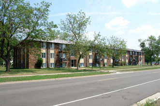 Brooklyn West Apartments in Minneapolis, MN - Foto de edificio - Building Photo