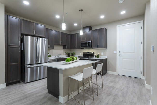 Allure at 2920 in Modesto, CA - Foto de edificio - Interior Photo