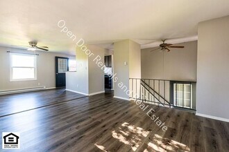 303 W Hobart St in Ashley, IN - Foto de edificio - Building Photo
