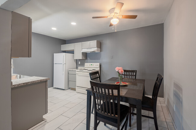 Indian Village Apartments in Lincoln Park, MI - Building Photo - Interior Photo