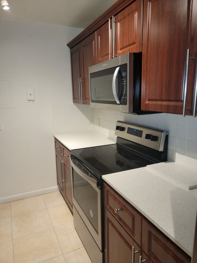 13455 NE 10th Ave, Unit 210 in North Miami, FL - Building Photo - Building Photo