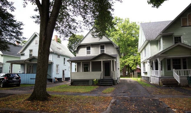 448 Cottage St in Rochester, NY - Building Photo - Building Photo
