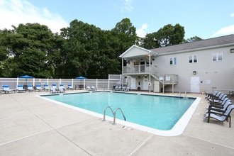 Nutmeg Woods in New London, CT - Building Photo - Building Photo