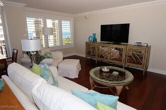 4251 Gulf Shore Blvd N in Naples, FL - Foto de edificio - Building Photo