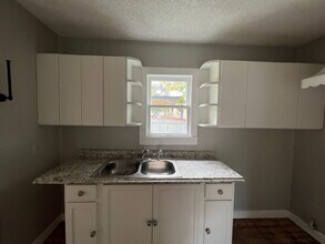 335 Henry St in San Antonio, TX - Foto de edificio - Building Photo