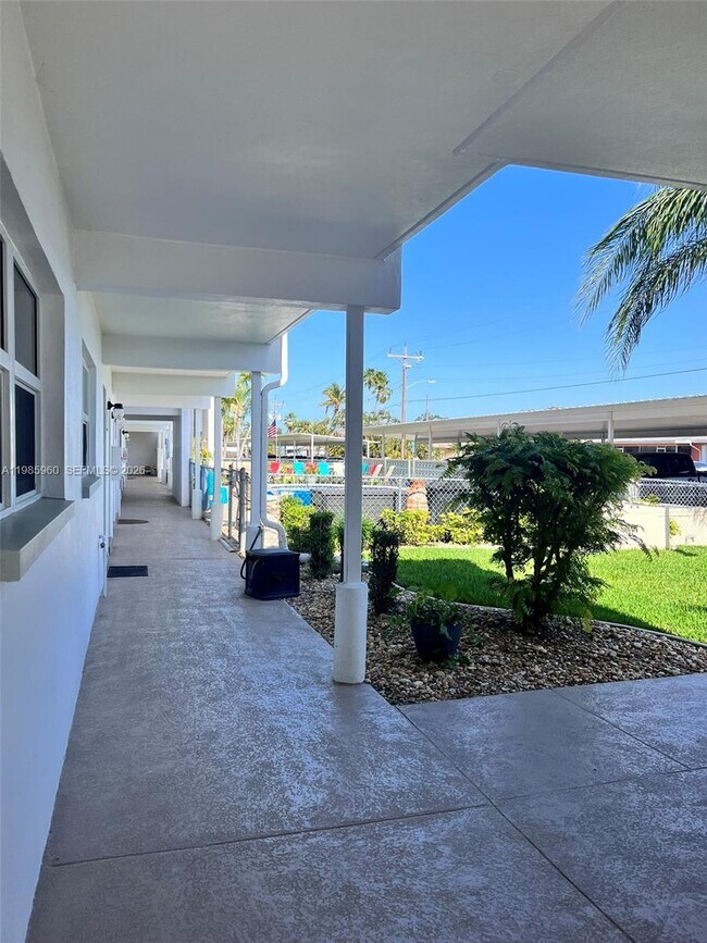 708 Victoria Dr in Cape Coral, FL - Building Photo - Building Photo