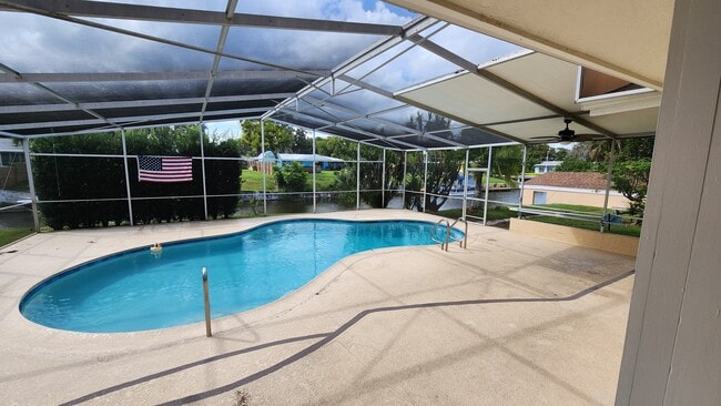 1627 Canal Ct in Tavares, FL - Foto de edificio - Building Photo