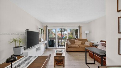 200 NW 87th Ave, Unit J217 in Miami, FL - Building Photo - Building Photo