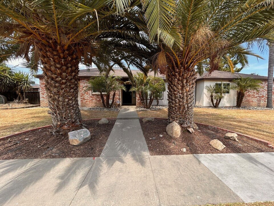 1201 S E St in Tulare, CA - Building Photo