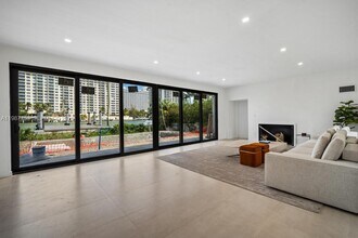 5661 Pine Tree Dr in Miami Beach, FL - Building Photo - Building Photo