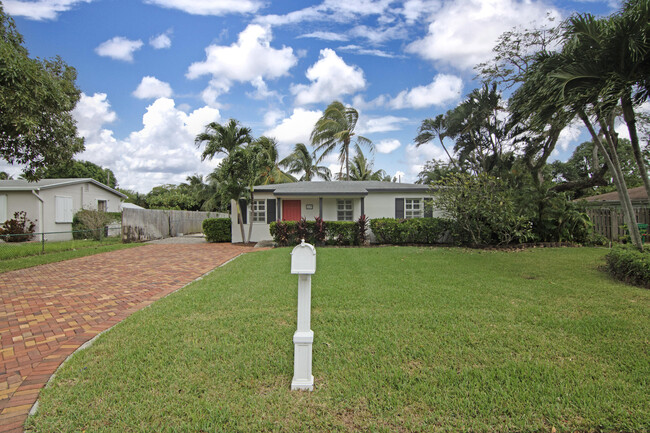 231 NE 16th St in Delray Beach, FL - Foto de edificio - Building Photo