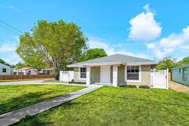 4301 Greenwood Ave in West Palm Beach, FL - Building Photo - Building Photo
