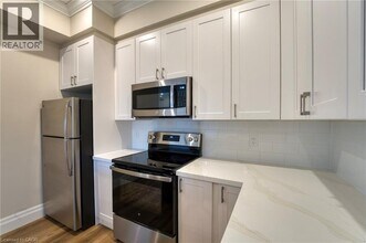 100 Charlton Ave W in Hamilton, ON - Building Photo - Building Photo